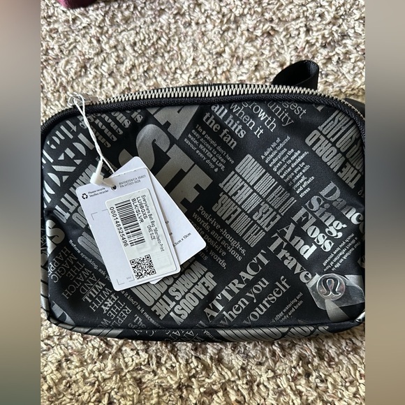 lululemon everywhere belt bag 1l manifesto print 💙 Lululemon Everywhere Belt Bag 1L Manifesto Print Black/Silver NWT💙